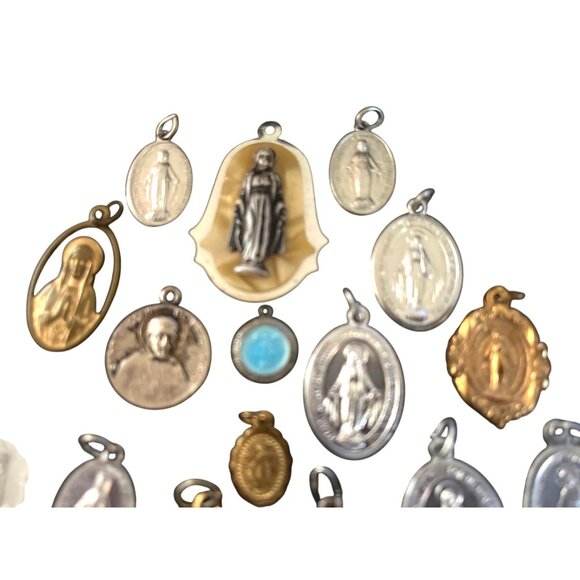 VTG Lot Of 21 Religious Medals Pendants Various Sizes Gold Silver Tone - Picture 3 of 4